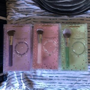 It Cosmetics Limited Edition Brush and Bracelet